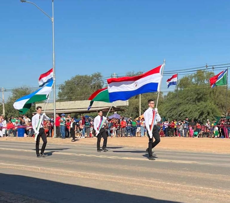 El desfile contó con la participación de varias instituciones de la zona de Boquerón.