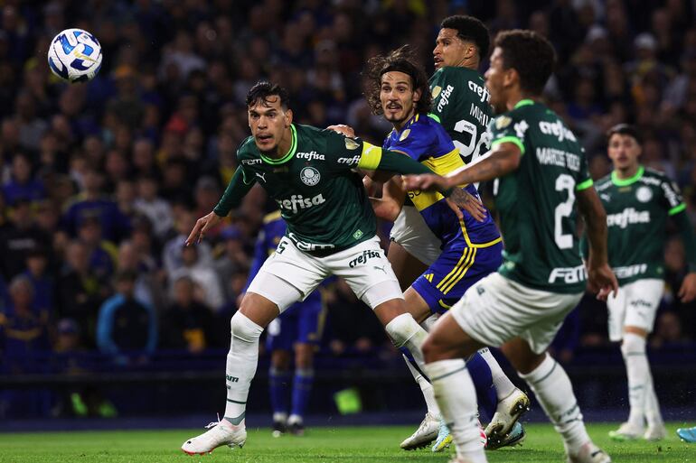 El defensor paraguayo del Palmeiras, Gustavo Gómez (i), lucha por el balón con el delantero uruguayo del Boca Juniors, Edinson Cavani, durante el partido de ida de las semifinales de la Copa Libertadores entre el Boca Juniors de Argentina y el Palmeiras de Brasil, en el estadio La Bombonera de Buenos Aires, el 28 de septiembre. 2023.