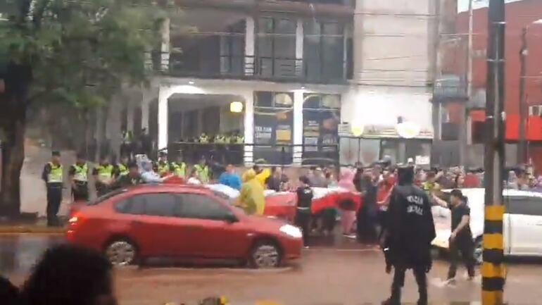 Captura de video de manifestacion de estudiantes frente al campus de la UNA,  12-04--2024