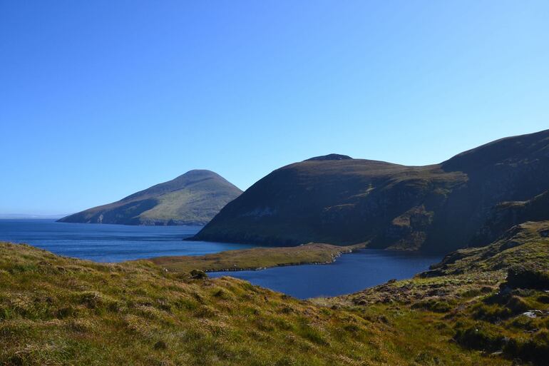 Annagh, con su lago glaciar, se encuentra en la costa norte de Achill, y solo se puede llegar a pie o por mar.