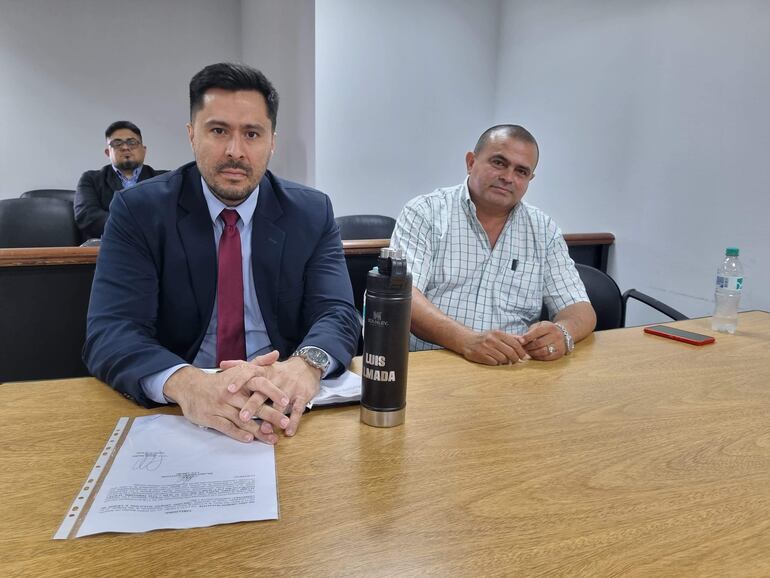 El intendente colorado cartista de Puerto Casado Hilario Adorno (der.) y su abogado defensor Luis Almada, en la sala de juicio oral y público.