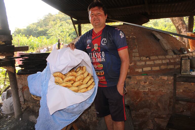 Cristhian Colmán, saca adelante a su familia con la elaboración de la chipa.