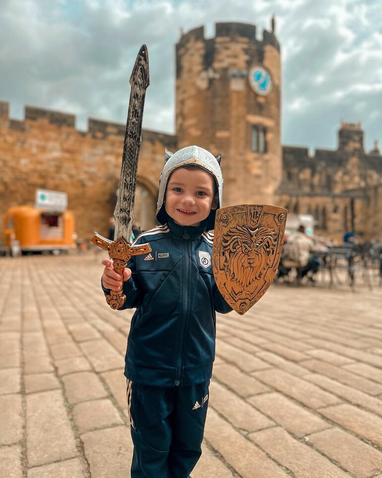 ¡Feliz! Francesco Almirón Notto en el castillo donde se rodó Harry Potter. (Instagram/Alexia Notto)