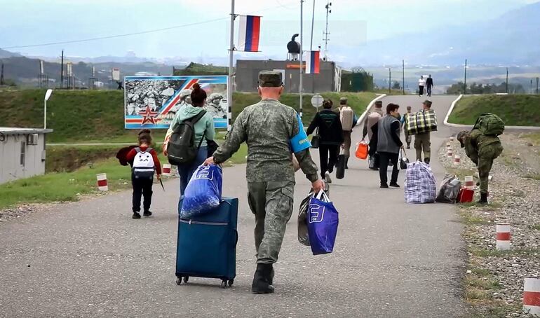 Soldados rusos asisten a civiles armenios en la región de Nagorno Karabaj, el pasado jueves.The separatists agreed to lay down their arms the day before as part of a Russian-brokered ceasefire plan that halted Azerbaijan's 24-hour offensive to retake land at the centre of decades of conflict. (Photo by Handout / Russian Defence Ministry / AFP) / RESTRICTED TO EDITORIAL USE - MANDATORY CREDIT "AFP PHOTO /RUSSIAN DEFENCE MINISTRY " - NO MARKETING NO ADVERTISING CAMPAIGNS - DISTRIBUTED AS A SERVICE TO CLIENTS