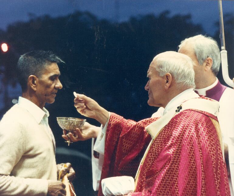 El líder indígena René Ramírez recibe la comunión del Papa Juan Pablo II.
