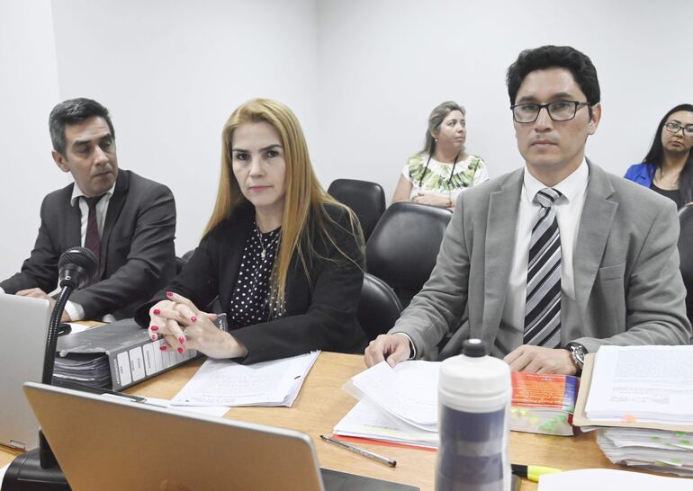 La fiscala Teresita Torres y el abogado querellante José Armoa, en la sala de juicio oral.