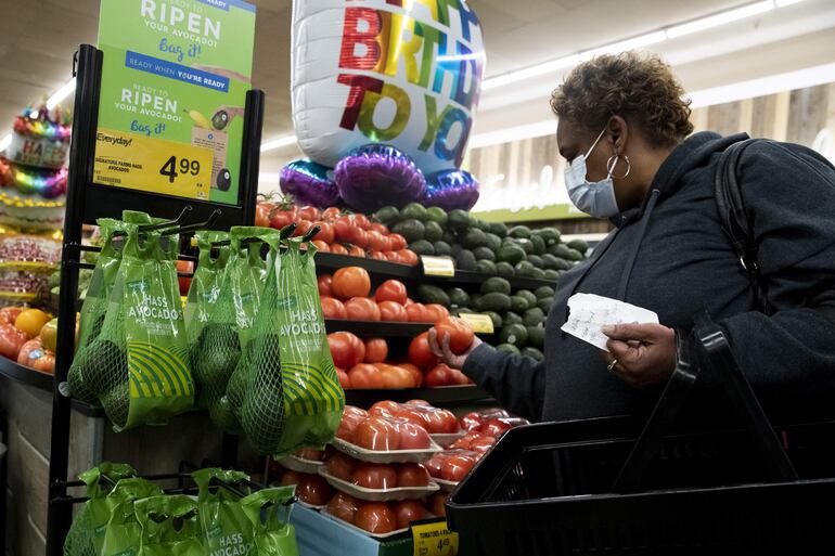 El índice de precios en gastos de consumo personal (PCE, en inglés), un dato clave que guía la política monetaria de la Reserva Federal de EE.UU., marcó en enero un alza del 2,4 % interanual, informó este jueves la Oficina de Estadísticas Económicas (BEA).