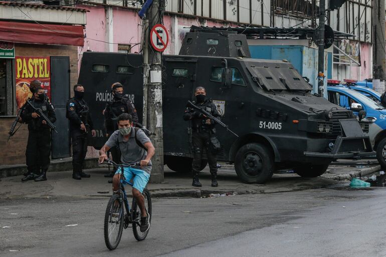 Policía militar en la favela de Jacarezinho en Rio de Janeiro. Zinho, líder de la mayor milicia de Río se entregó a la policía brasileña.