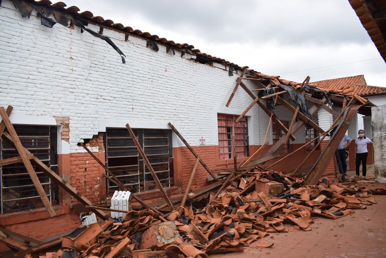 La galería de un sector de la escuela se derrumbó y afectó el techo y la estructura de otras tres aulas