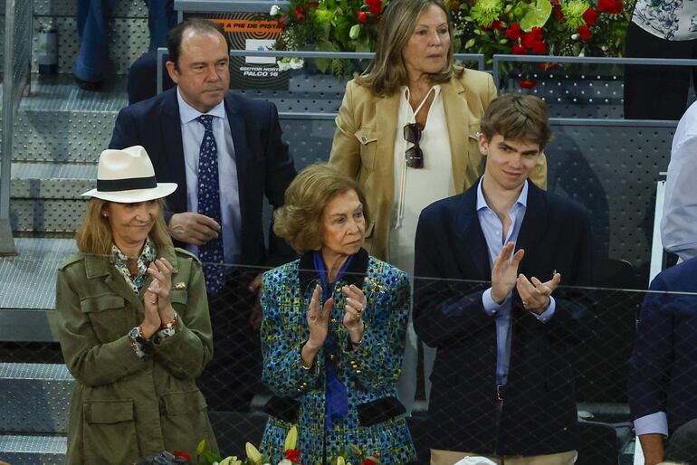 La reina Sofía, la infanta Elena y Miguel Urdangarín, hijo de la Infanta Cristina, aplauden tras la victoria del tenista ruso Andrei Rublev en la final individual masculina del Mutua Madrid Open que se disputó ayer domingo en las instalaciones de la Caja Mágica, en Madrid. (EFE/JUANJO MARTIN)
