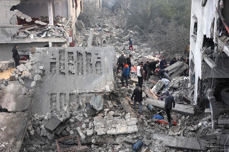 Varias personas inspeccionan los escombros de un edificio destruido por un bombardeo israelí, el jueves en Yabalia, en el norte de la Franja de Gaza.