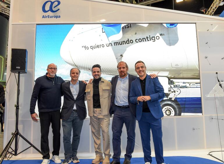 Air Europa, línea aérea oficial de la gira del artista, bautiza uno de sus aviones Dreamliner con el nombre de Luis Fonsi.