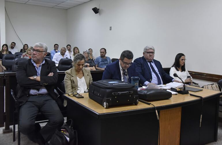 La odontóloga Lilia Graciela Espinoza de Rodríguez (izq.) y la químico farmacéutica Sandra Natalia Hermosa (d.), en el juicio oral que enfrentan por homicidio culposo.