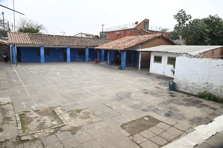 La escuela Sotero Colmán del Bañado Sur hace años está abandonada por el Gobierno, según afirma la directora, Sixta Salinas.