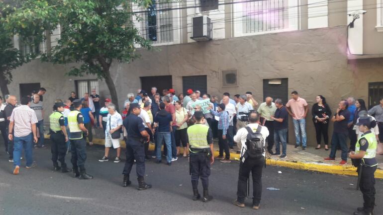 Jubilados y funcionarios bancarios activos piden la intervención de la Caja Bancaria.