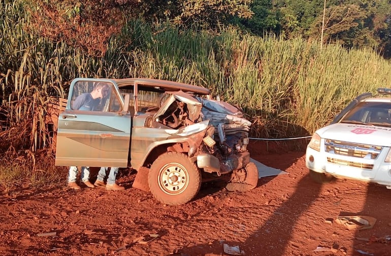 La camioneta en la que viajaba la víctima quedó prácticamente inservible.