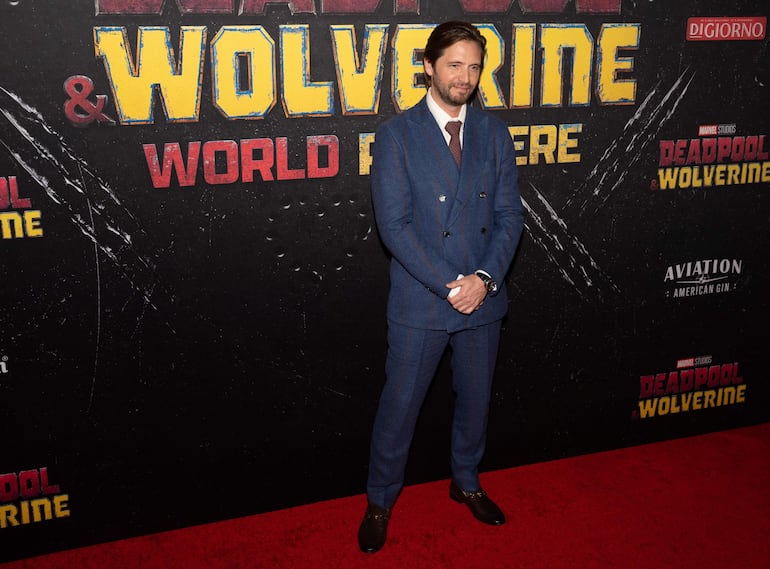 El actor estadounidense Aaron Stanford pasó así de elegante por la red carpet de 'Deadpool & Wolverine' en New York. (EFE/EPA/OLGA FEDOROVA)
