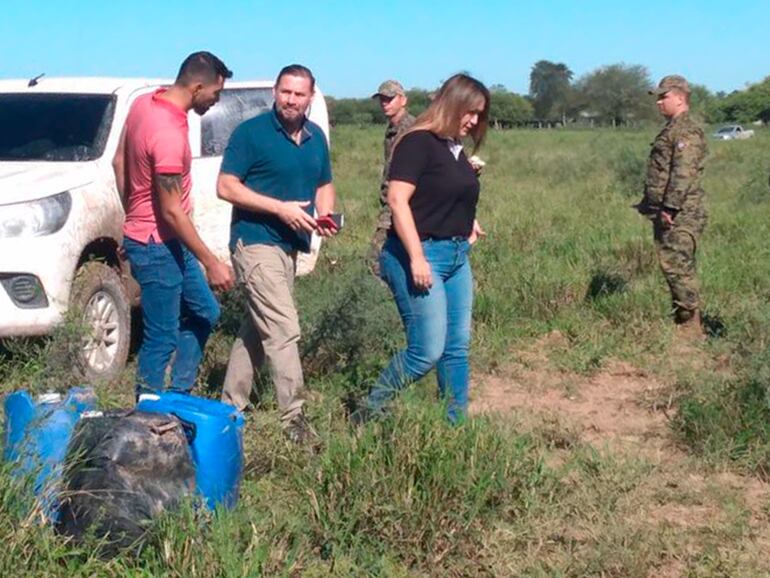 De derecha a izquierda: Tobías Vargas, el fiscal Andrés Arriola y la fiscala Laura Ávalos, en zona del siniestro.