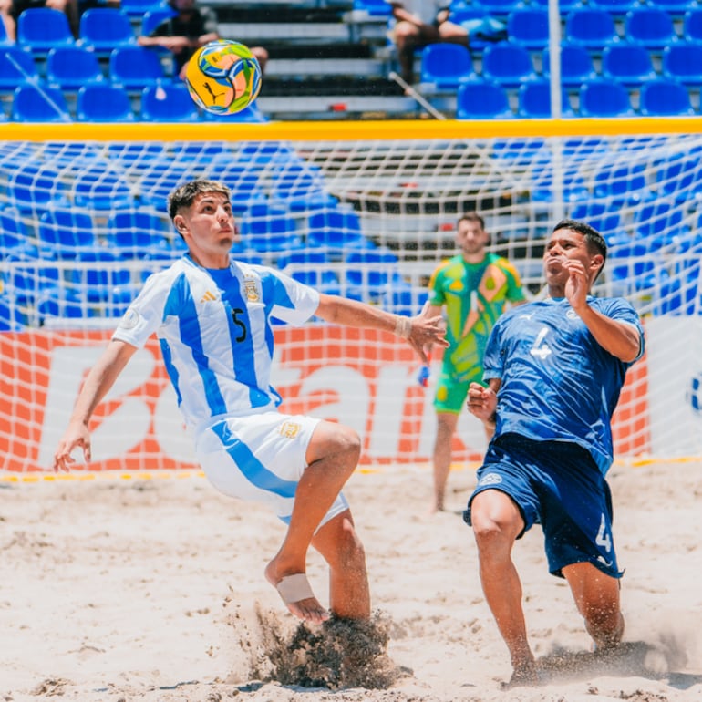 Los Pynandi derrotaron a Argentina en la tercera fecha del Grupo B de la Copa América de Fútbol Playa Chile 2025 en el estadio Cavancha, en Iquique, Chile.