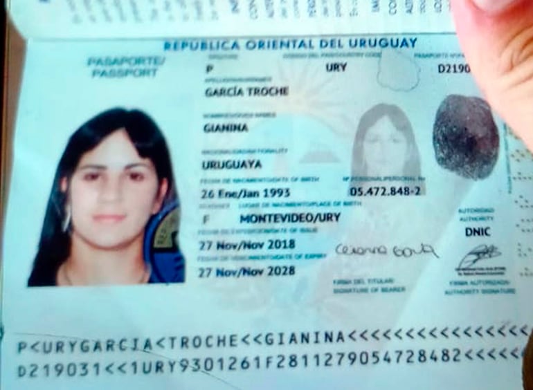 El pasaporte uruguayo con el que cayó ayer Gianina García Troche en España.