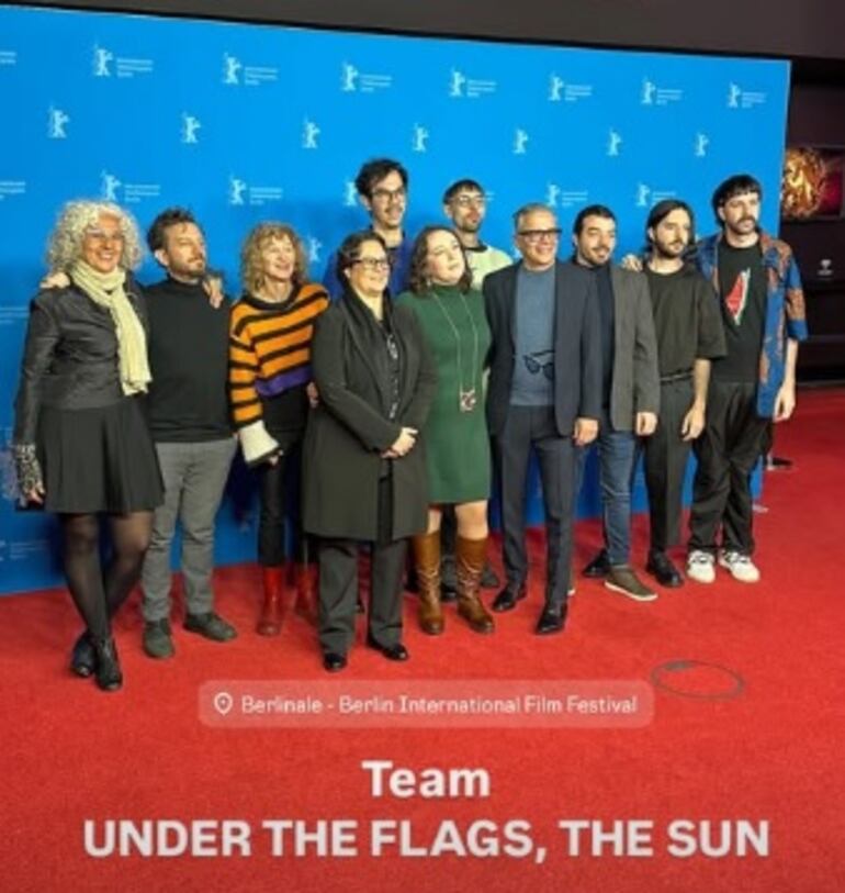 El equipo de la película paraguaya "Bajo las banderas, el sol" en la alfombra roja de la Berlinale antes del estreno.