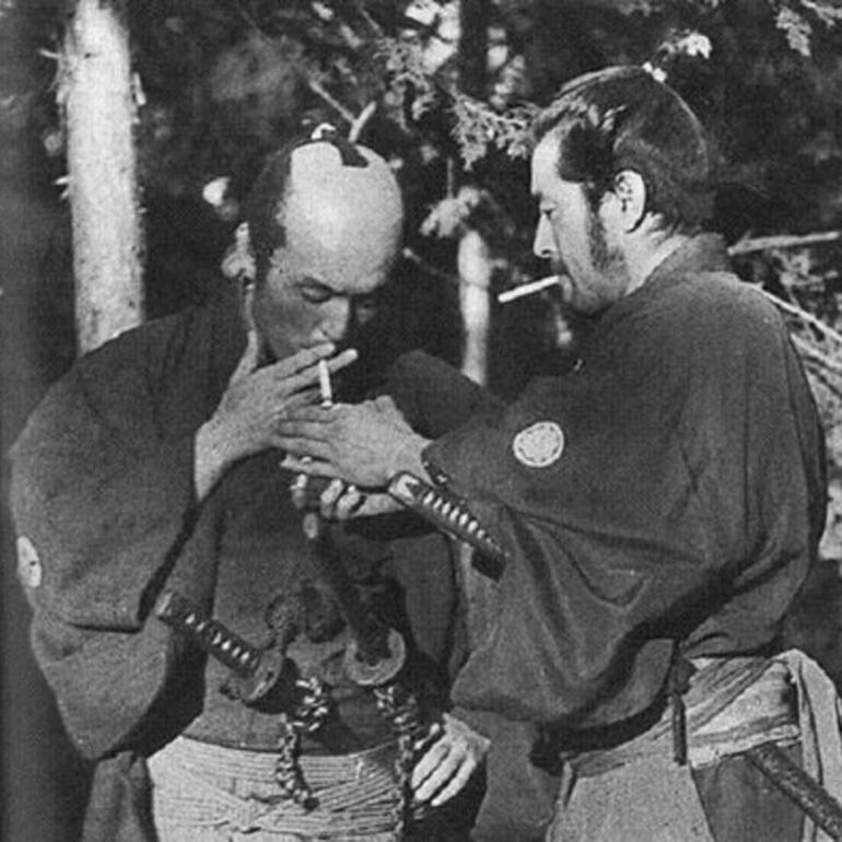 Tatsuya Nakadai y Toshiro Mifune en una pausa del rodaje de "Sanjuro" (1962), de Akira Kurosawa.