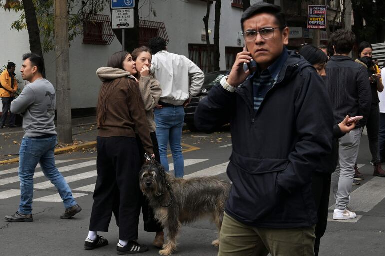 Personas en la calle luego del sismo en México. 