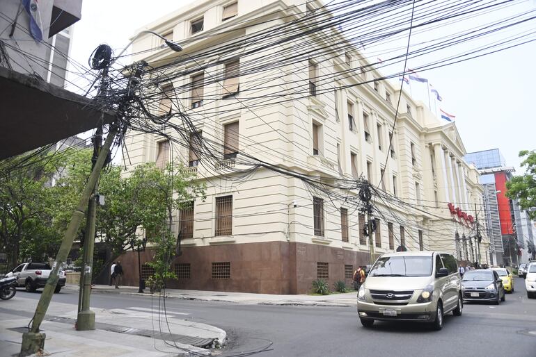 El cablerío reina en las transversales a calle Palma. 