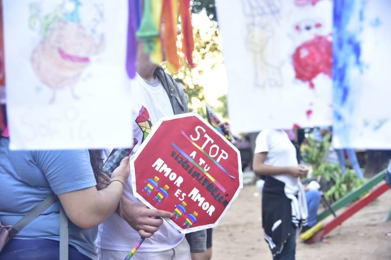 "STOP a tu discriminación", refería uno de los carteles que se veía en una de las marchas de orgullo gay que se realizaron en Paraguay. 