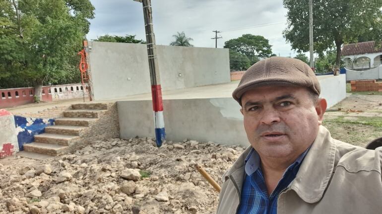 El intendente Hilario Adorno “verificando” obras municipales a 40 metros de la sede comunal.