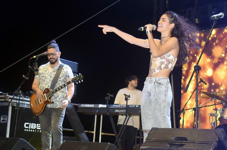 Un grupo se presenta en el Gran Malecón del Río en el marco del "Shakiverso".