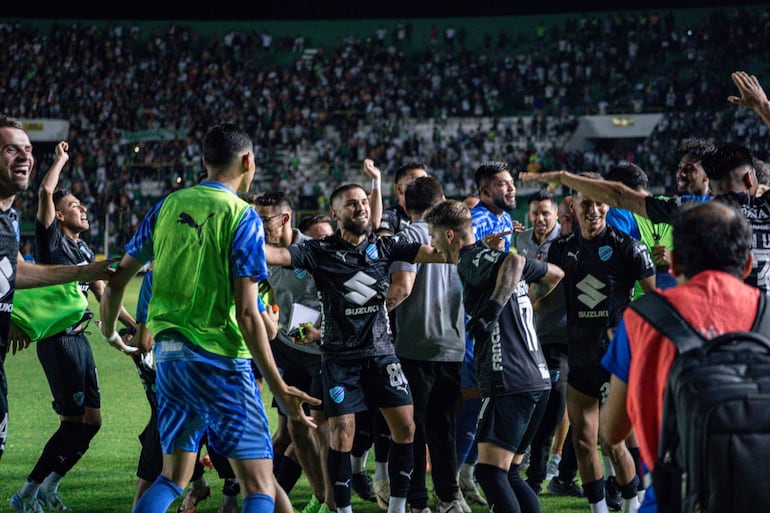 Los jugadores de Bolívar festejan la conquista del torneo Clausura 2024 después del partido frente a Oriente Petrolero en el estadio Ramón Aguilera, en Santa Cruz, Bolivia.