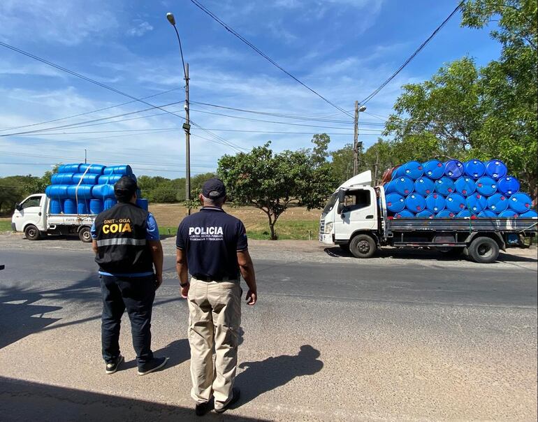 Los controles realizados en el puesto de Vista Alegre resultaron en la incautación de dos camiones que transportaban una gran cantidad de tambores.