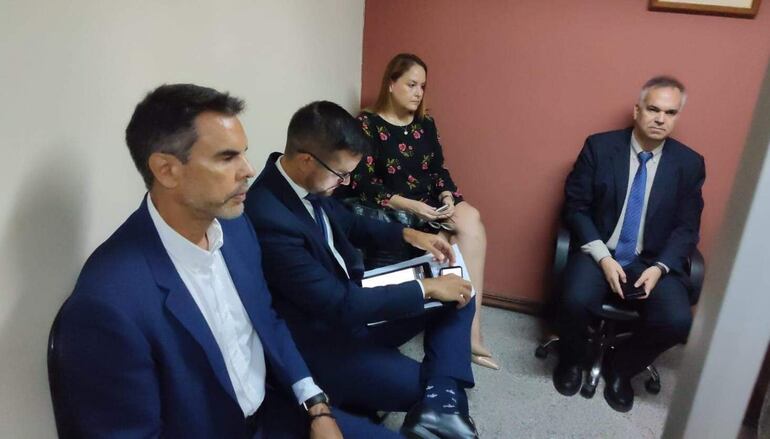 La fiscala Patricia Sánchez y los abogados Cristóbal Cáceres Frutos, Víctor Dante Gulino y Álvaro Cáceres, defensores del senador Hernán Rivas, en la audiencia de reposición.