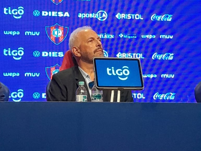 Juan José Zapag, presidente de Cerro Porteño, en la conferencia de presentación del técnico argentino Diego Martínez en el estadio La Nueva Olla, en Asunción, Paraguay.