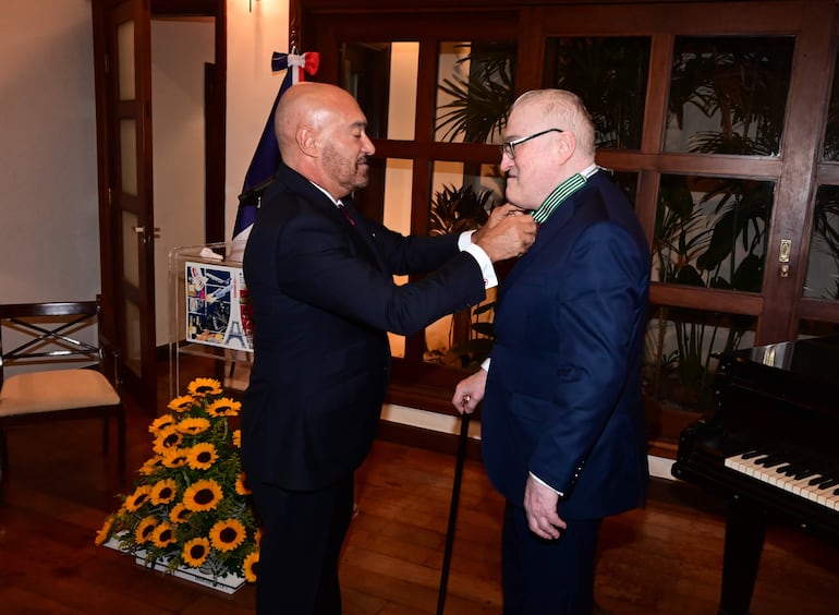 El embajador de Francia Pierre-Christian Soccoja, condecora a Nicolás Latourrette en el grado de "Commandeur".