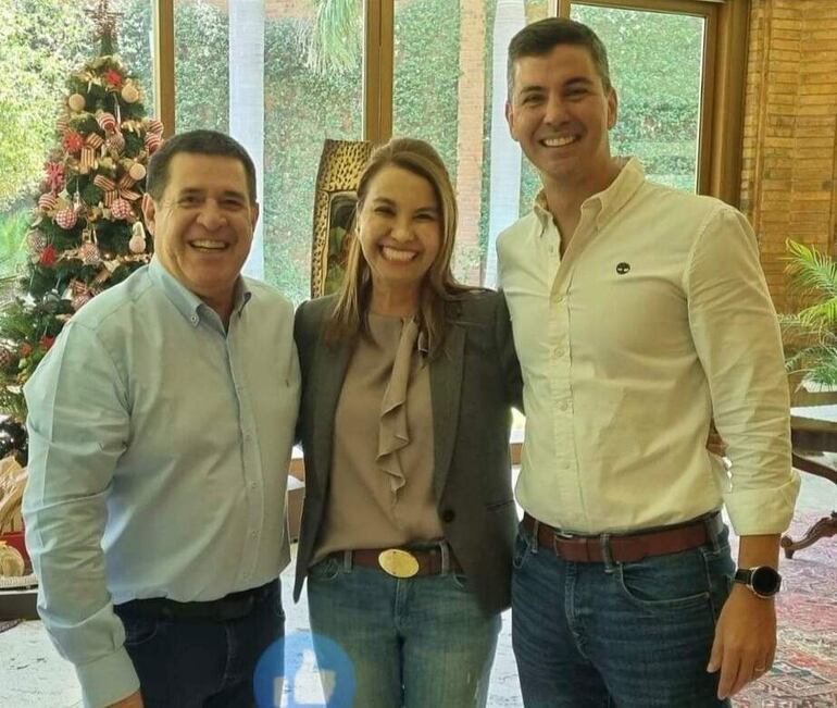 María Teresa Peralta junto a Horacio Cartes y Santiago Peña. (Foto de archivo).