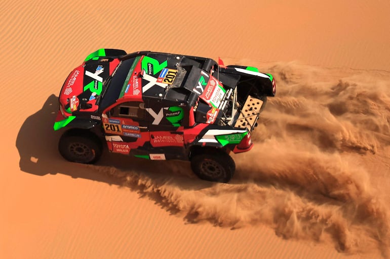 Yazeed Al-Rajhi, navegado por Timo Gottschalk (Toyota), está a un paso de la victoria en coches.