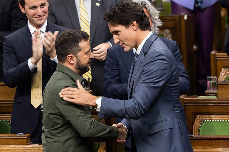 El presidente de Ucrania, Volodímir Zelenski (i) junto al primer ministro de Canadá, Justin Trudeau.