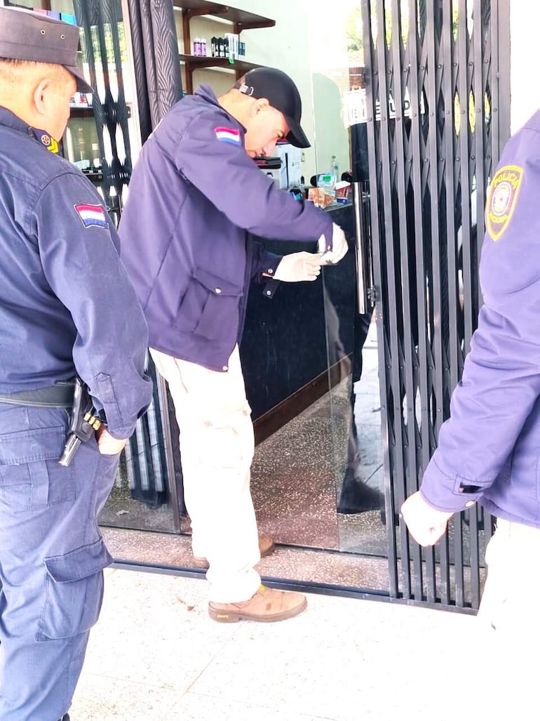 Hasta el local comercial llegaron efectivos policiales de la Comisaría local y del Departamento de Criminalística de Paraguarí.