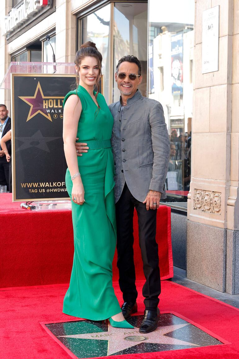 Así de hermosa Nadia Ferreira acompañó a Marc Anthony para descubrir su estrella en el Paseo de la Fama de Hollywood. (Emma McIntyre/Getty Images/AFP)
