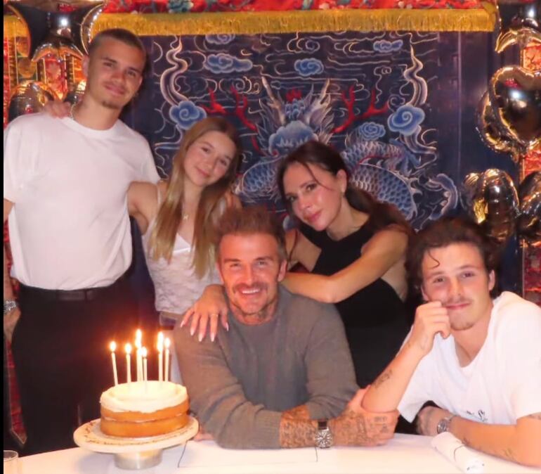 El cumpleañero David Beckham rodeado de Victoria, Romeo, Cruz y Harper Seven. (Captura de la historia de Instagram de Victoria Beckham)