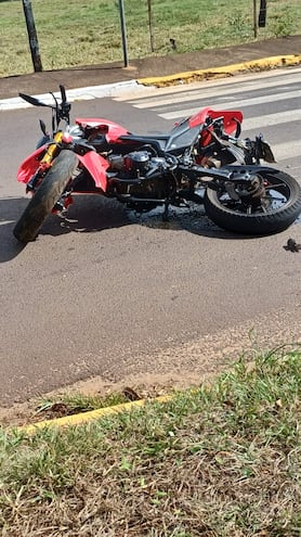 Motocicleta en el que se accidentó un compatriota de Saltos del Guairá en la ciudad de Guaíra, Brasil.