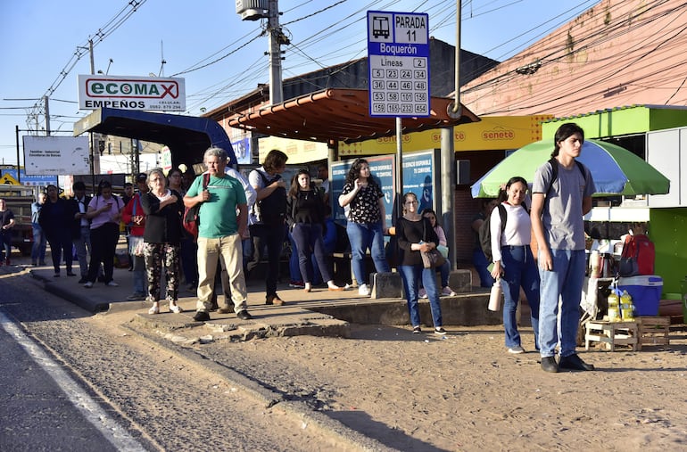 Las paradas de los colectivos se encuentran abarrotadas de pasajeros.