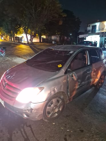 Así quedó el automóvil luego del choque y vuelco ocurrido en Ciudad del Este.