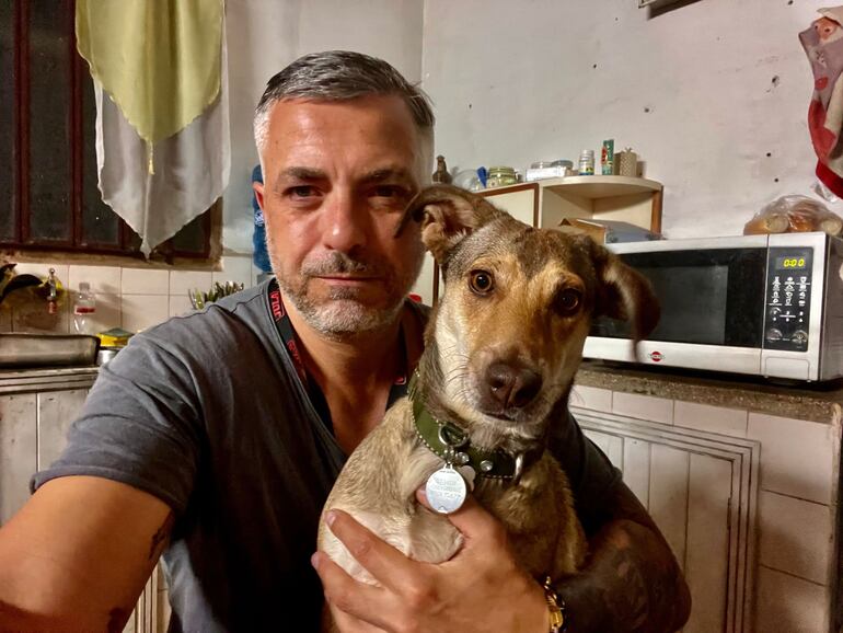 Desde que Nicolò Barozzi rescató a este perrito pocas veces se han separado.