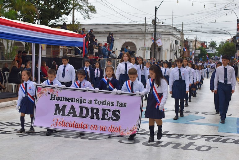 Merecido homenaje a las madres por su día a cargo de los niños de las diferentes instituciones educativas. 