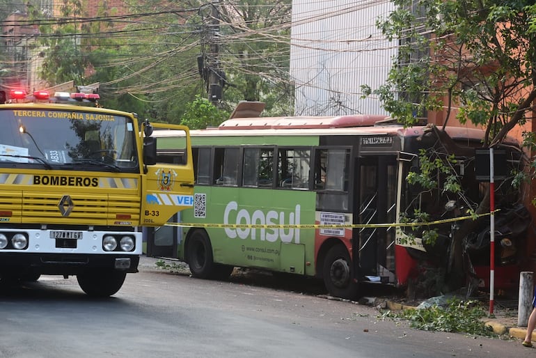 Un colectivo de la línea 27 San Lorenzo se desvió hacia la vereda y chocó de manera frontal contra un árbol.