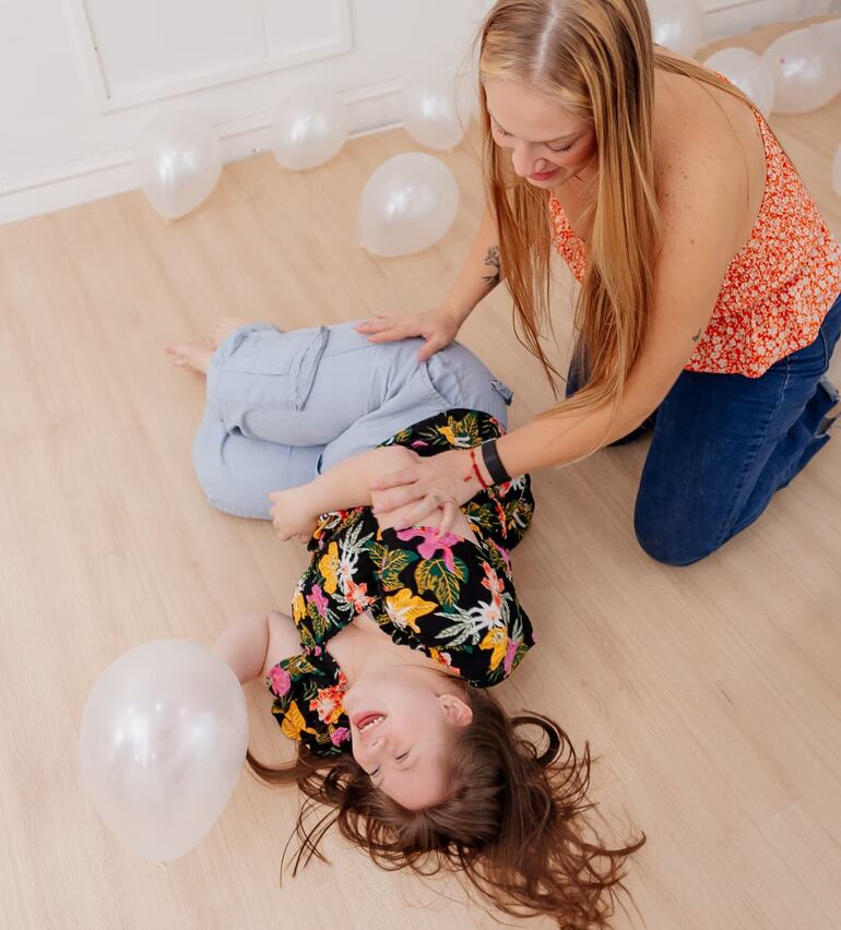 "Vichi" jugando con mamá Nicole Sautu. 
(Instagram/Nicole Sautu)