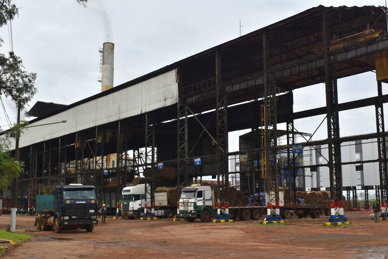 Tras despidos masivos la fábrica solo trabaja en dos turnos y no las 24 horas.